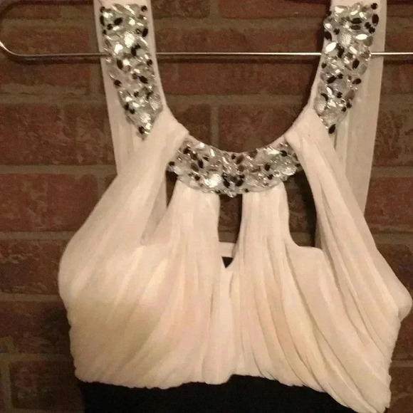 GUC DEB DESIGN WOMENS SZ SMALL EVENING FORMAL DRESS. BLACK CREAM TOP BEADED - Picture 2 of 7